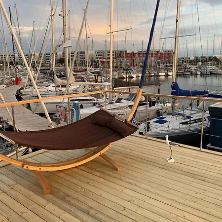 Hausboot Isa-bella 船上ホテル *