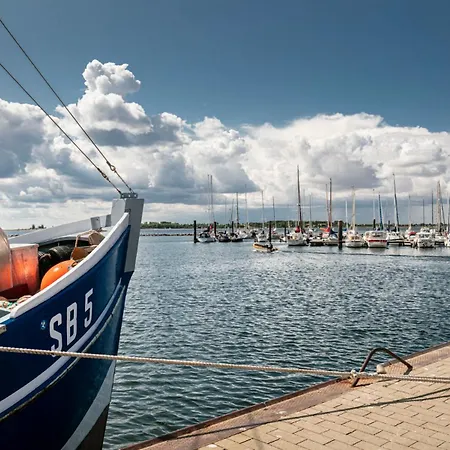 Hausboot Isa-bella Πλωτό κατάλυμα Burg auf Fehmarn