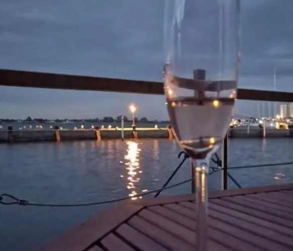 Hausboot Isa-bella Πλωτό κατάλυμα Burg (Dithmarschen)