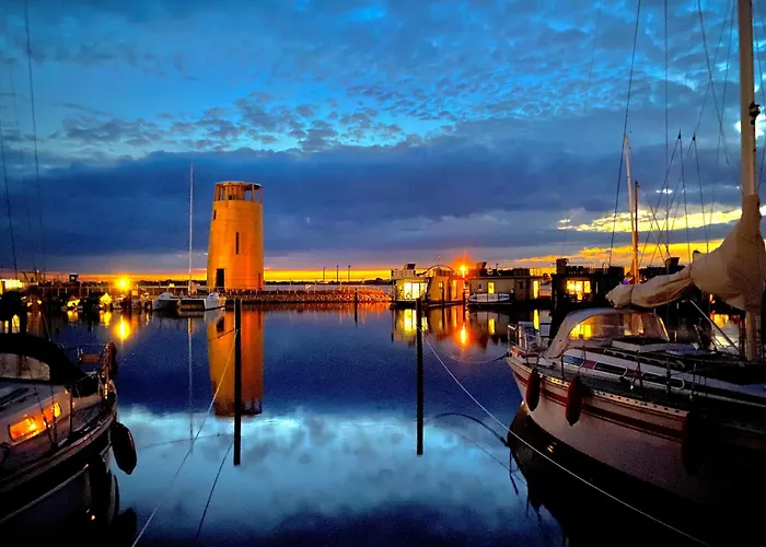 Hausboot Isa-bella Πλωτό κατάλυμα Burg (Dithmarschen)